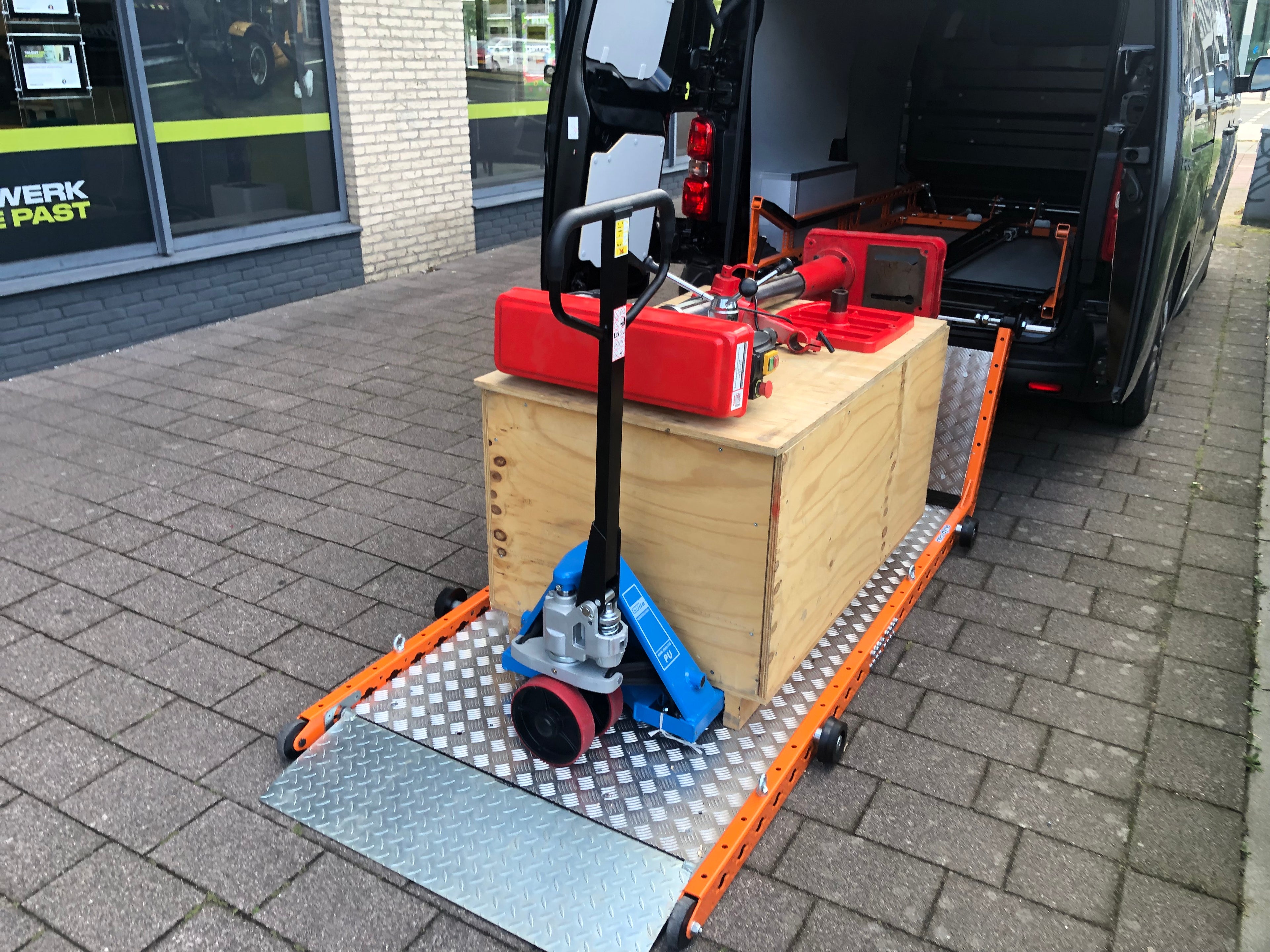 GLS 100 Cargo Loader (Van Model)