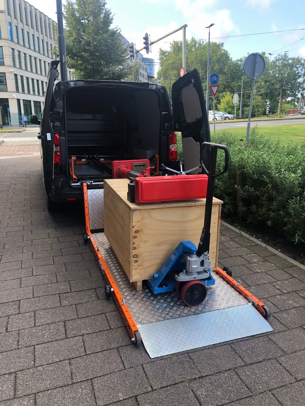 GLS 100 Cargo Loader (Van Model)